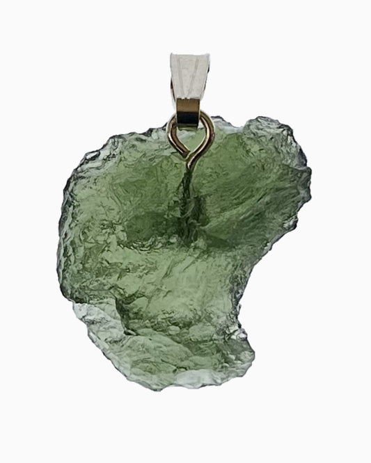 Colgante moldavita 2,47 g, vista frontal en macro, piedra natural engarzada, pieza única auténtica