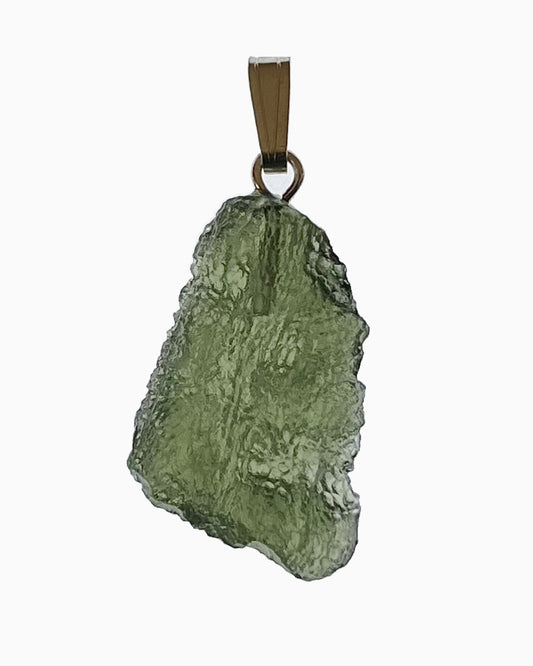 Colgante moldavita 2,69 g, vista frontal en macro, piedra natural engarzada, pieza única auténtica