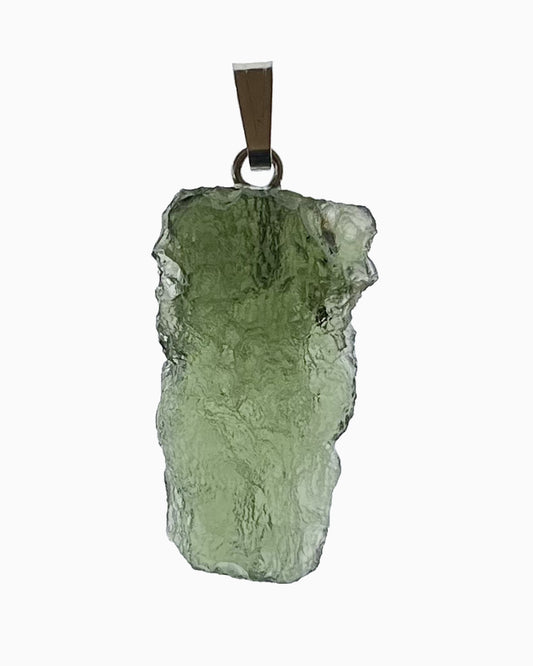 Colgante moldavita 3,23 g, vista frontal en macro, piedra natural engarzada, pieza única auténtica