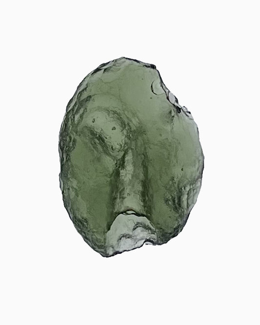 Moldavita en bruto 2,17 g, vista frontal en macro, textura natural, pieza única auténtica