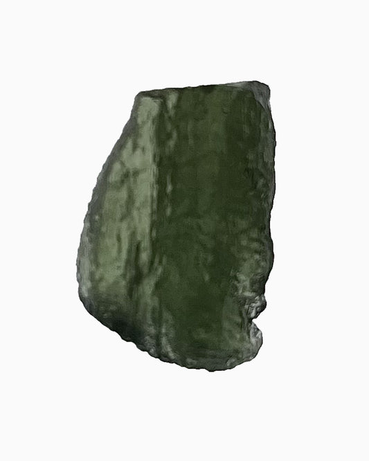 Moldavita en bruto 3,55 g, vista frontal en macro, textura natural, pieza única auténtica