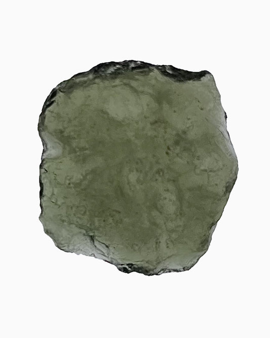 Moldavita en bruto 5,00 g, vista frontal en macro, textura natural, pieza única auténtica