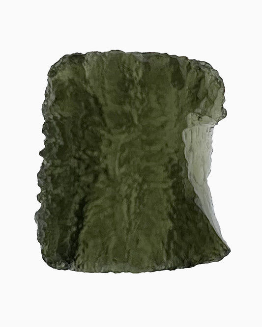 Moldavita en bruto 6,97 g, vista frontal en macro, textura natural, pieza única auténtica