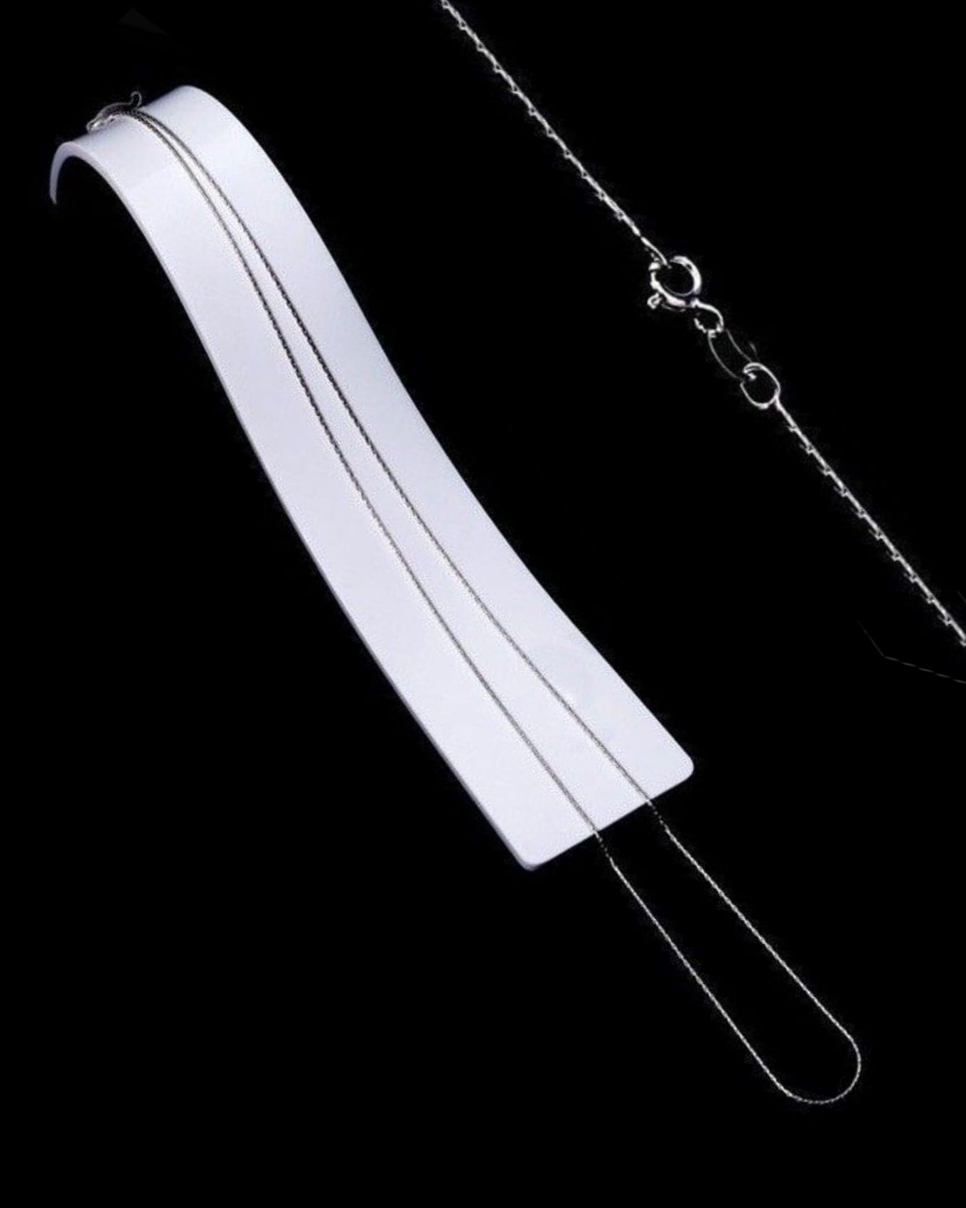 Cadena de Plata de 55 cm, un largo equilibrado y muy cómodo para colgantes y uso diario.