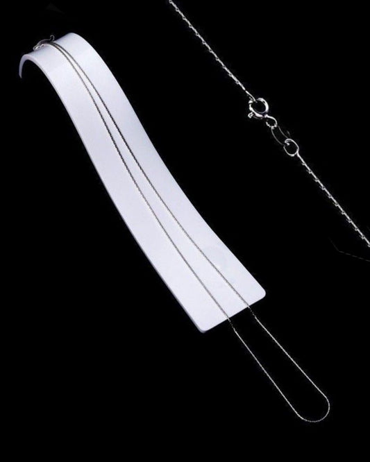 Cadena de Plata de 90 cm con caída larga y elegante, ideal para colgantes. Plata de Ley 925 y acabado fino.