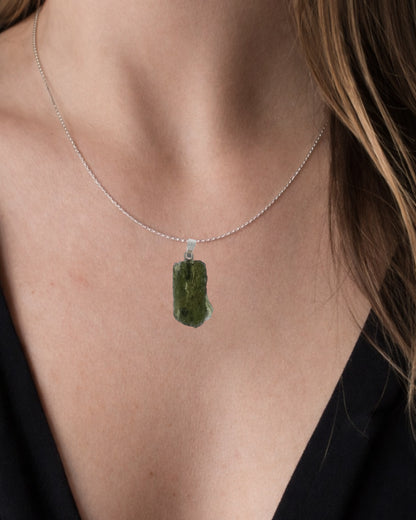 Colgante moldavita 2,28 g en modelo para mostrar tamaño real y caída natural con cadena de plata