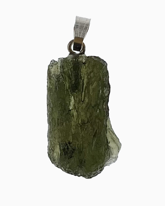 Colgante moldavita 2,28 g, vista frontal en macro, piedra natural engarzada, pieza única auténtica