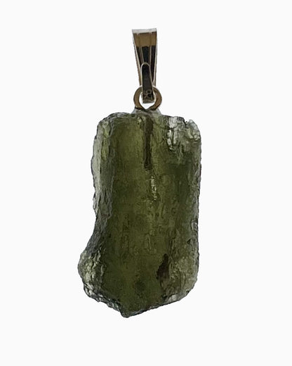 Colgante moldavita 2,28 g, reverso en macro con engarce visible y superficie natural, pieza única