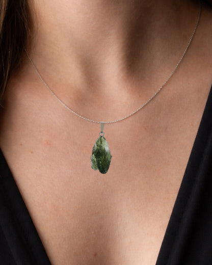 Colgante moldavita 2,35 g en modelo para mostrar tamaño real y caída natural con cadena de plata