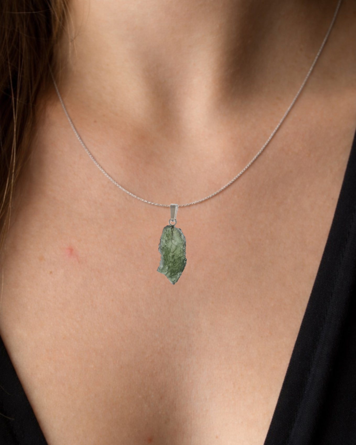 Colgante moldavita 2,39 g en modelo para mostrar tamaño real y caída natural con cadena de plata