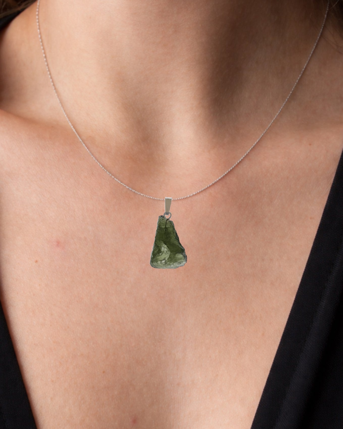 Colgante moldavita 2,46 g en modelo para mostrar tamaño real y caída natural con cadena de plata