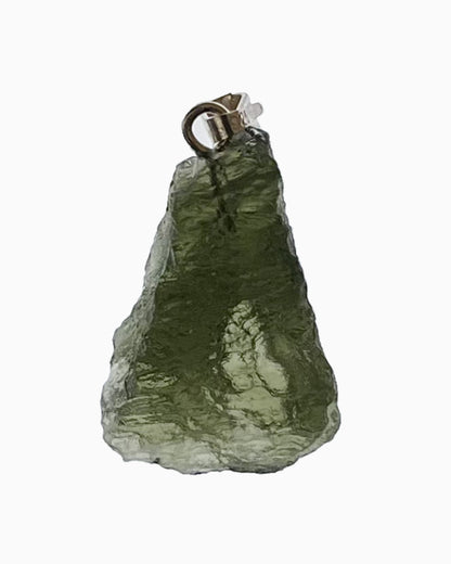 Colgante moldavita 2,46 g, reverso en macro con engarce visible y superficie natural, pieza única
