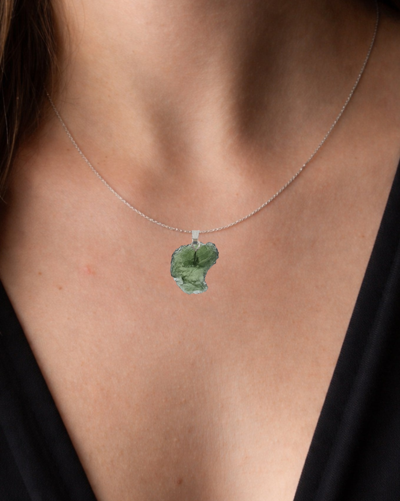 Colgante moldavita 2,47 g en modelo para mostrar tamaño real y caída natural con cadena de plata