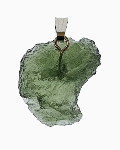 Colgante moldavita 2,47 g, vista frontal en macro, piedra natural engarzada, pieza única auténtica