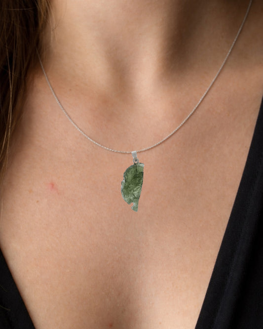 Colgante moldavita 2,52 g en modelo para mostrar tamaño real y caída natural con cadena de plata