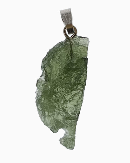 Colgante moldavita 2,52 g, vista frontal en macro, piedra natural engarzada, pieza única auténtica