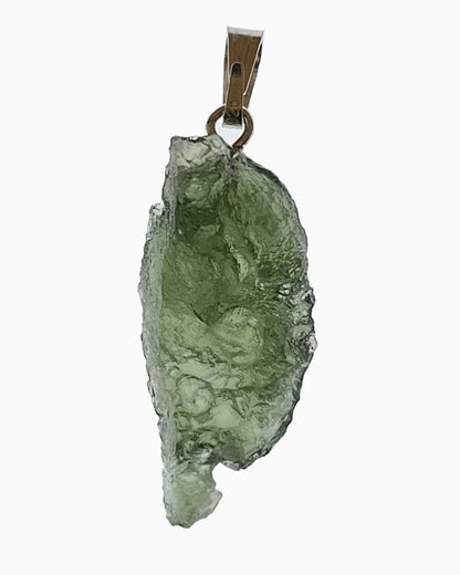 Colgante moldavita 2,52 g, reverso en macro con engarce visible y superficie natural, pieza única