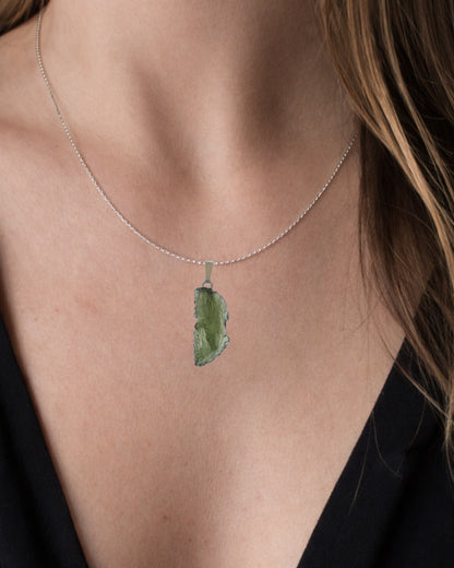 Colgante moldavita 2,55 g en modelo para mostrar tamaño real y caída natural con cadena de plata