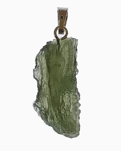 Colgante moldavita 2,55 g, reverso en macro con engarce visible y superficie natural, pieza única