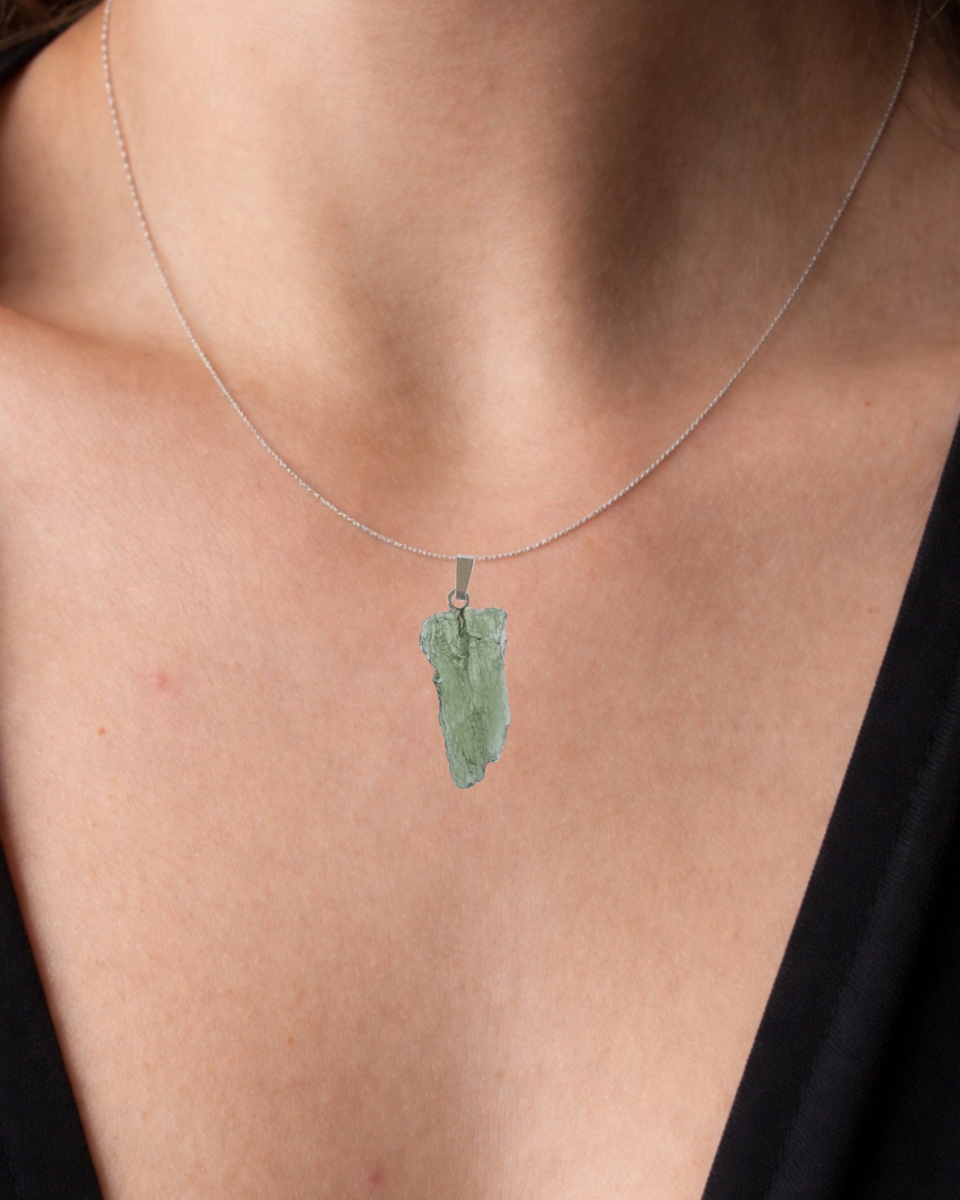 Colgante moldavita 2,62 g en modelo para mostrar tamaño real y caída natural con cadena de plata