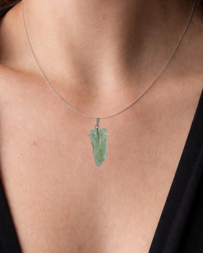 Colgante moldavita 2,62 g en modelo para mostrar tamaño real y caída natural con cadena de plata