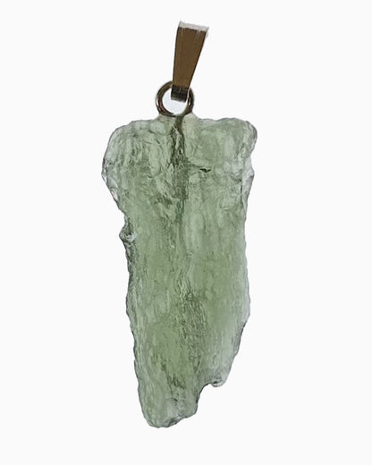 Colgante moldavita 2,62 g, vista frontal en macro, piedra natural engarzada, pieza única auténtica