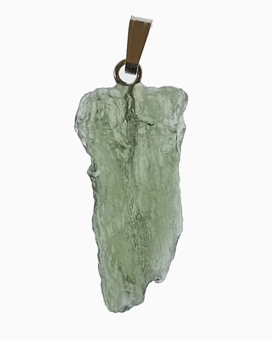 Colgante moldavita 2,62 g, vista frontal en macro, piedra natural engarzada, pieza única auténtica