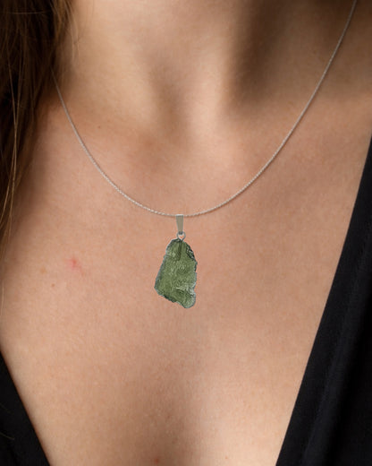 Colgante moldavita 2,69 g en modelo para mostrar tamaño real y caída natural con cadena de plata