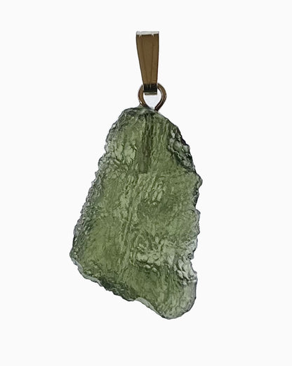 Colgante moldavita 2,69 g, vista frontal en macro, piedra natural engarzada, pieza única auténtica