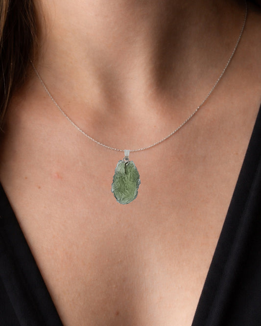 Colgante moldavita 2,70 g en modelo para mostrar tamaño real y caída natural con cadena de plata