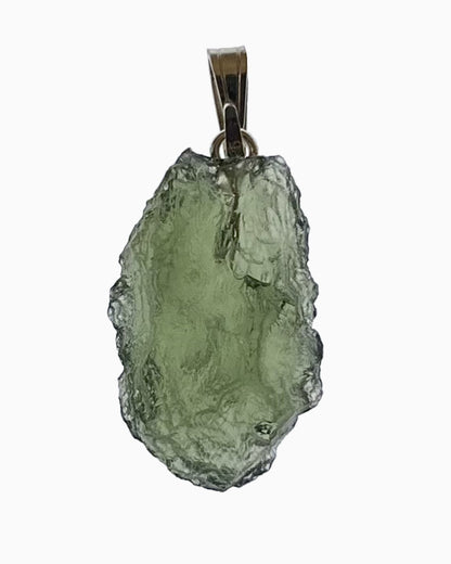 Colgante moldavita 2,70 g, reverso en macro con engarce visible y superficie natural, pieza única
