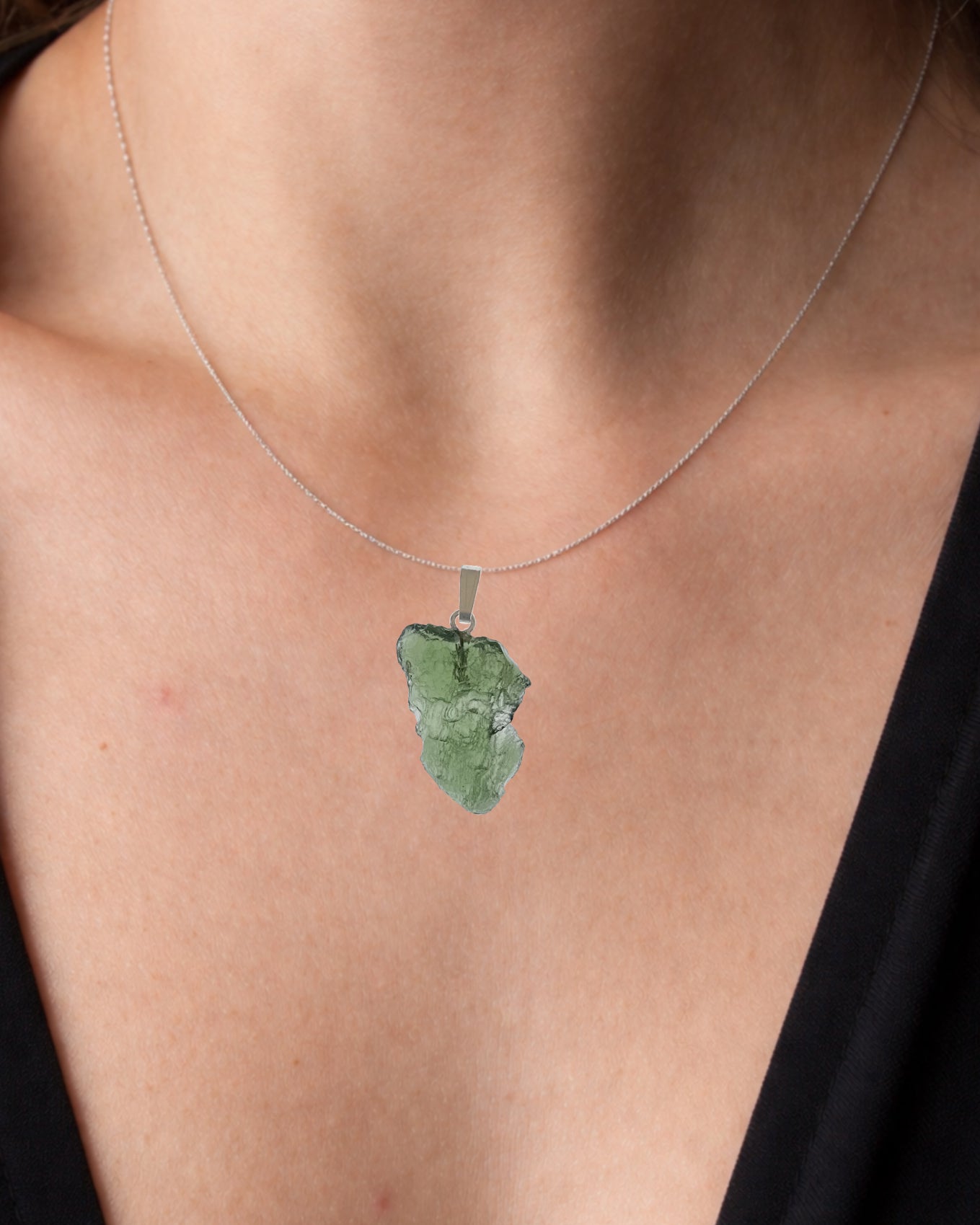 Colgante moldavita 2,72 g en modelo para mostrar tamaño real y caída natural con cadena de plata