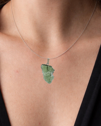 Colgante moldavita 2,72 g en modelo para mostrar tamaño real y caída natural con cadena de plata