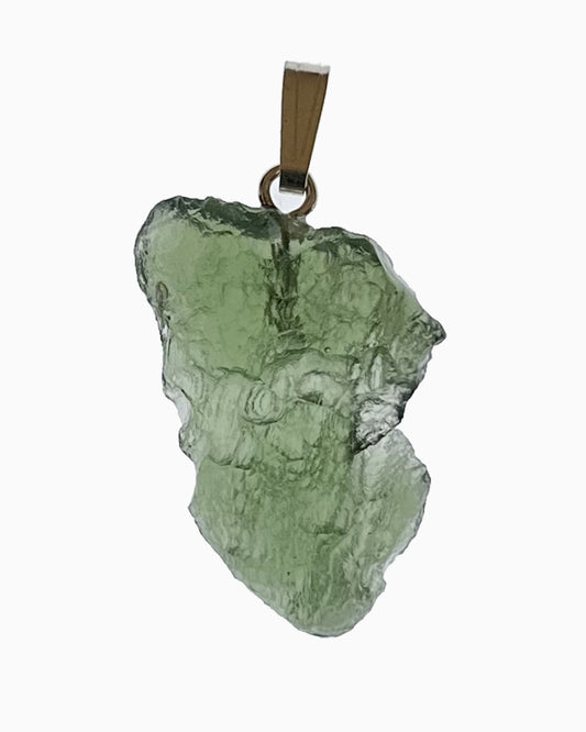 Colgante moldavita 2,72 g, vista frontal en macro, piedra natural engarzada, pieza única auténtica