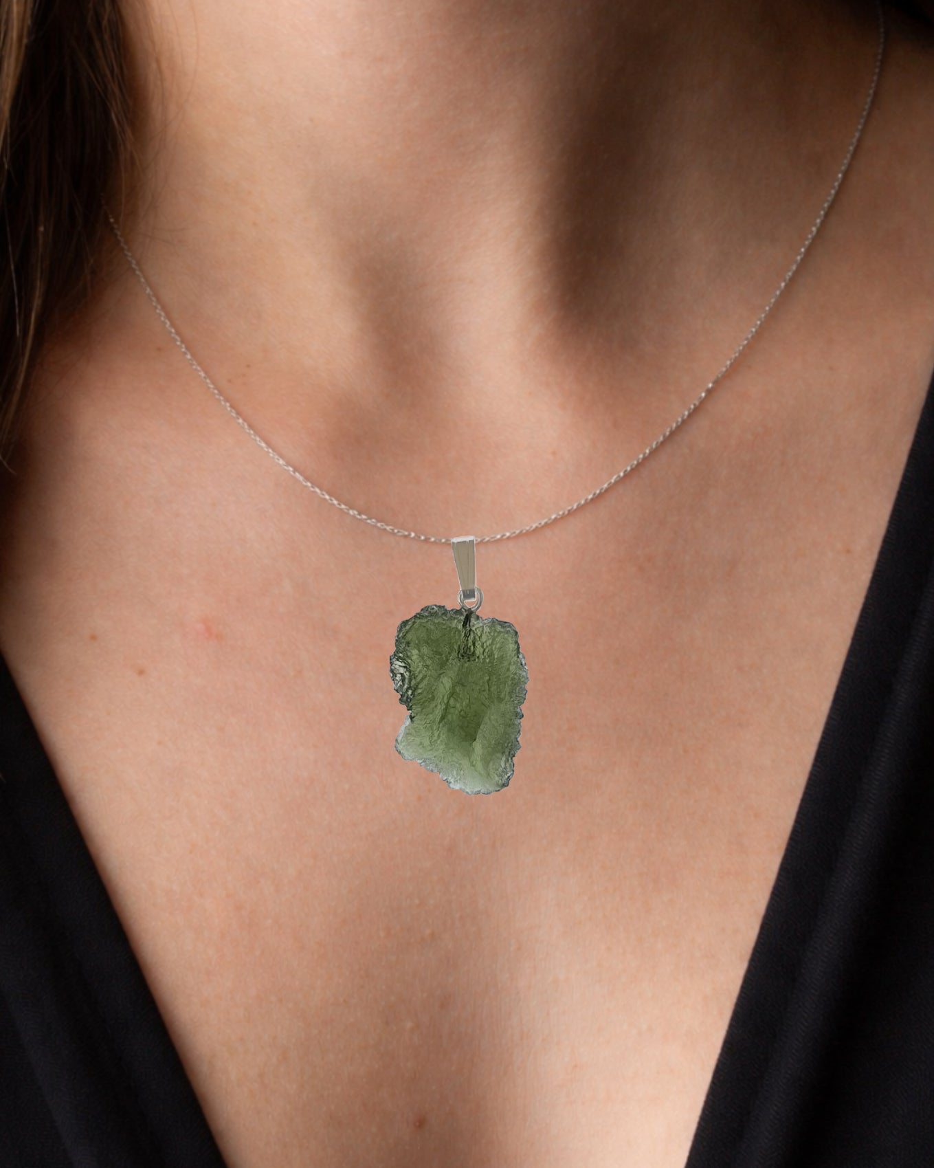 Colgante moldavita 2,80 g en modelo para mostrar tamaño real y caída natural con cadena de plata