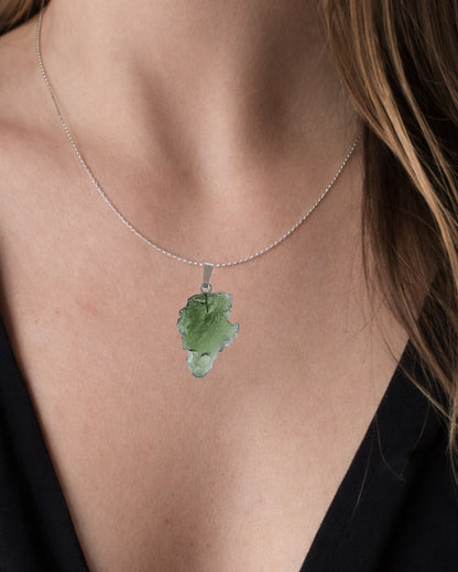 Colgante moldavita 2,84 g en modelo para mostrar tamaño real y caída natural con cadena de plata