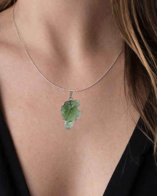 Colgante moldavita 2,84 g en modelo para mostrar tamaño real y caída natural con cadena de plata