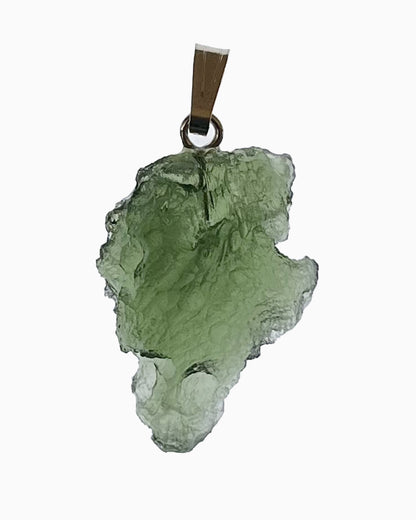 Colgante moldavita 2,84 g, vista frontal en macro, piedra natural engarzada, pieza única auténtica