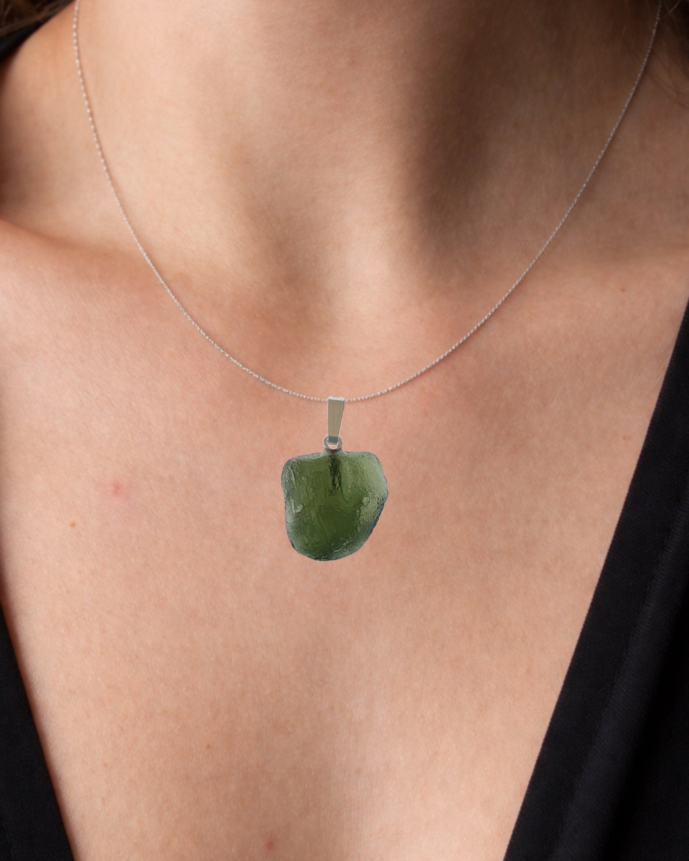 Colgante moldavita 2,91 g en modelo para mostrar tamaño real y caída natural con cadena de plata