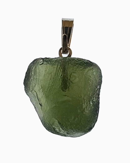 Colgante moldavita 2,91 g, reverso en macro con engarce visible y superficie natural, pieza única