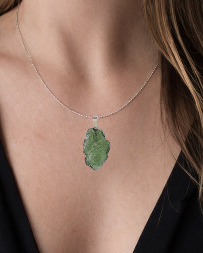 Colgante moldavita 2,96 g en modelo para mostrar tamaño real y caída natural con cadena de plata