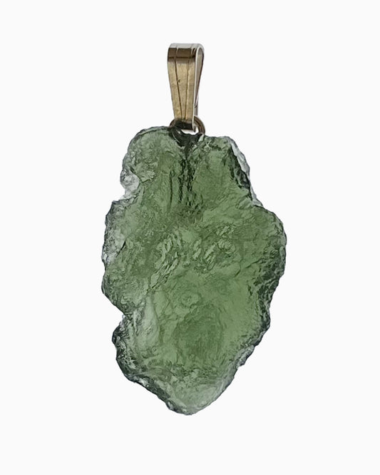 Colgante moldavita 2,96 g, vista frontal en macro, piedra natural engarzada, pieza única auténtica