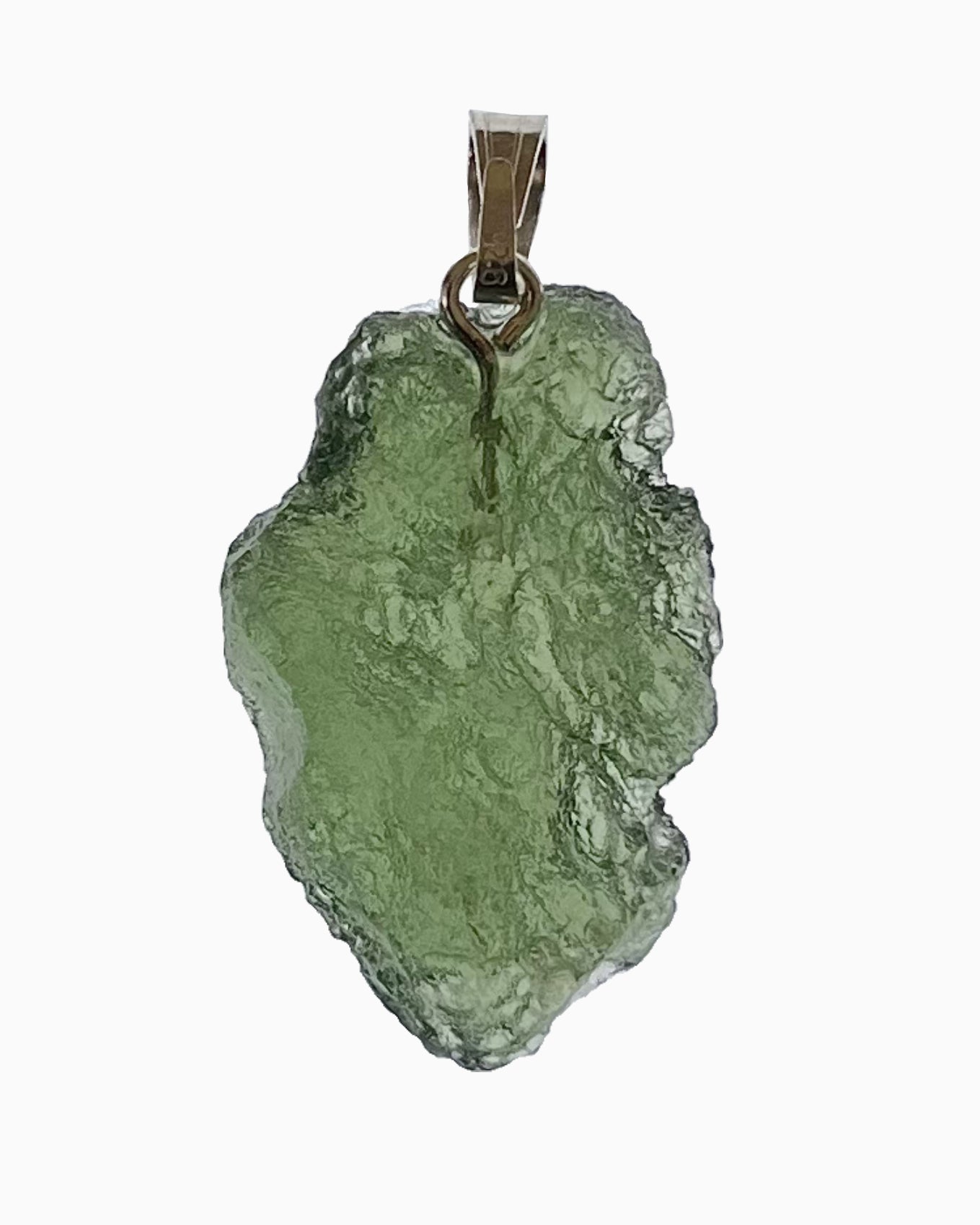 Colgante moldavita 2,96 g, reverso en macro con engarce visible y superficie natural, pieza única