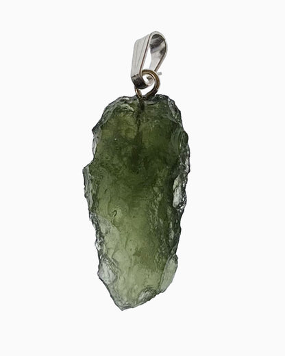 Colgante moldavita 2,97 g, vista frontal en macro, piedra natural engarzada, pieza única auténtica