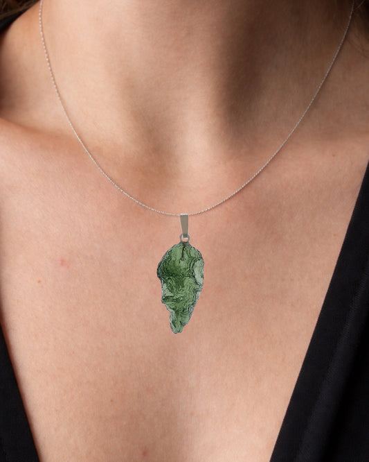 Colgante moldavita 3,16 g en modelo para mostrar tamaño real y caída natural con cadena de plata