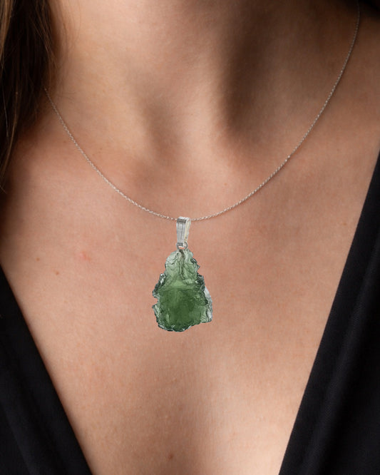 Colgante moldavita 3,22 g en modelo para mostrar tamaño real y caída natural con cadena de plata