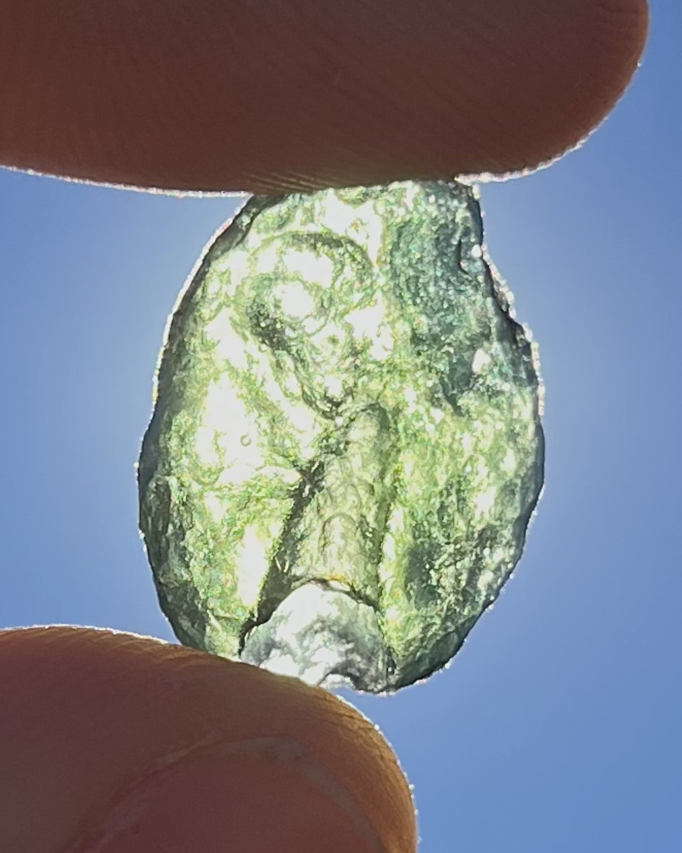 Moldavita en bruto 2,17 g en luz natural para mostrar color real, tono verde auténtico