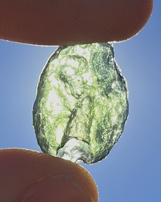 Moldavita en bruto 2,17 g en luz natural para mostrar color real, tono verde auténtico