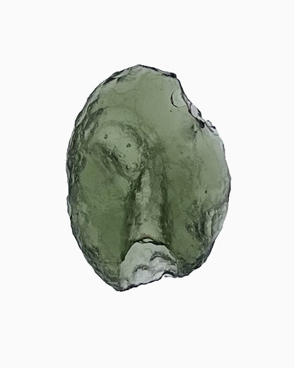 Moldavita en bruto 2,17 g, vista frontal en macro, textura natural, pieza única auténtica