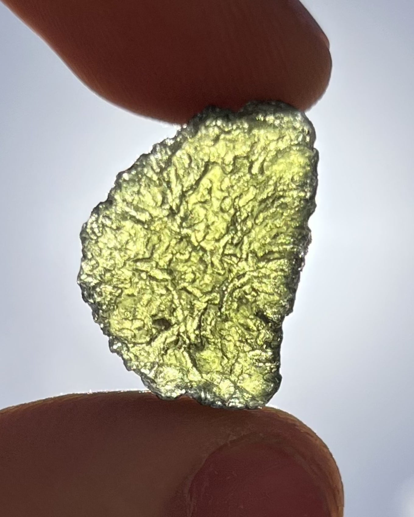 Moldavita en bruto 2,21 g en luz natural para mostrar color real, tono verde auténtico